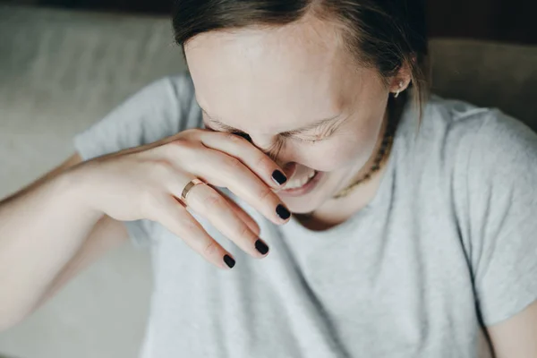 Femme cachant visage riant par les mains . — Photo