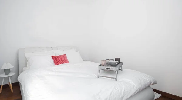 Καθαρό λευκό και σύγχρονη κρεβατοκάμαρα με άδειο τοίχο — Φωτογραφία Αρχείου