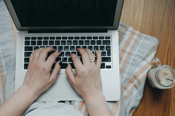 Vista superior, la mano de las mujeres con café trabajando en el ordenador portátil mientras sitti —  Fotos de Stock