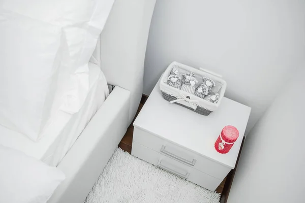 Bedside table with White Clean and Modern Bedroom with empty wal — Stock Photo, Image