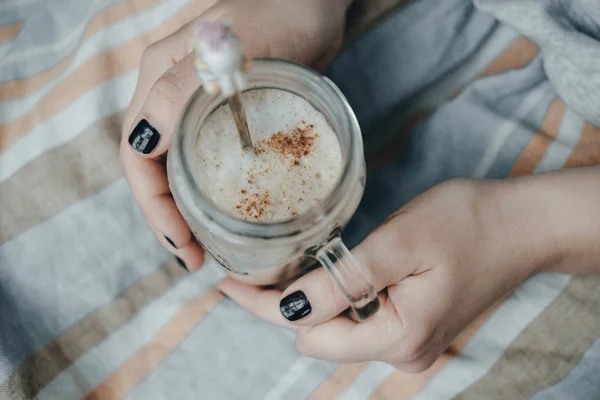 Περικομμένη εικόνα γυναίκα χέρια με φλιτζάνι καφέ — Φωτογραφία Αρχείου