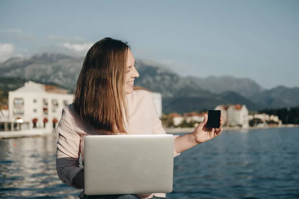 Usmívající se žena s laptopem a kreditní karty, nákup online posezení — Stock fotografie