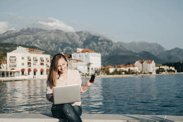 Šťastná žena s laptopem a kreditní karty, nákup online, sedí na — Stock fotografie