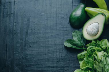 Kara tahta arka plan üzerinde sebze duvar kağıdı: ıspanak, avokado