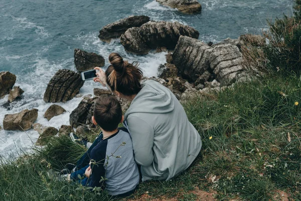 Hipster moeder en haar zoon nemen selfie op zee, Montenegro — Stockfoto