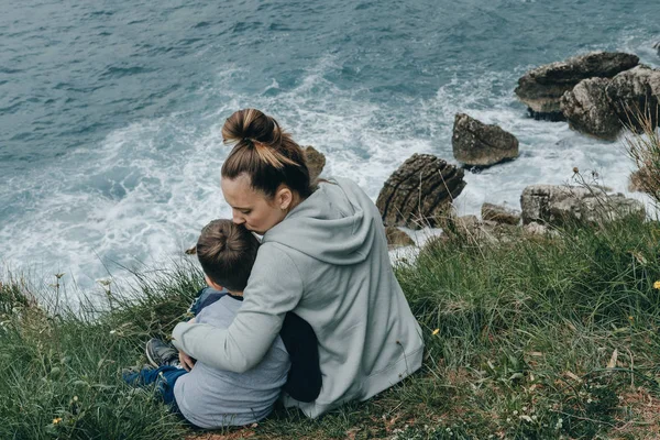 Día de las Madres, Mujer joven besando a su hijo en el mar, Montenegro —  Fotos de Stock
