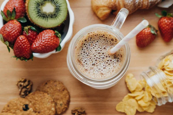 Sıcak kahve ve tatlı Kahvaltı: ay çöreği, çilek, kivi, cer — Stok fotoğraf