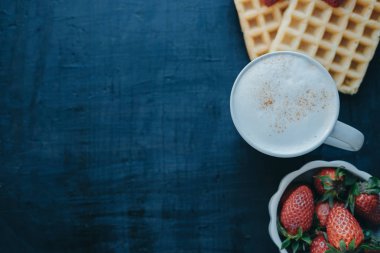 Belçika waffle, çilek ve beyaz kupa kapuçino. Uzay