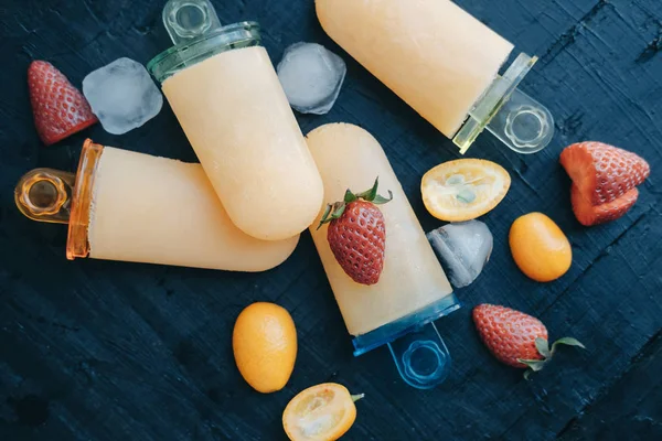 Sorvete caseiro de frutas com morangos e kumquat em um blac — Fotografia de Stock