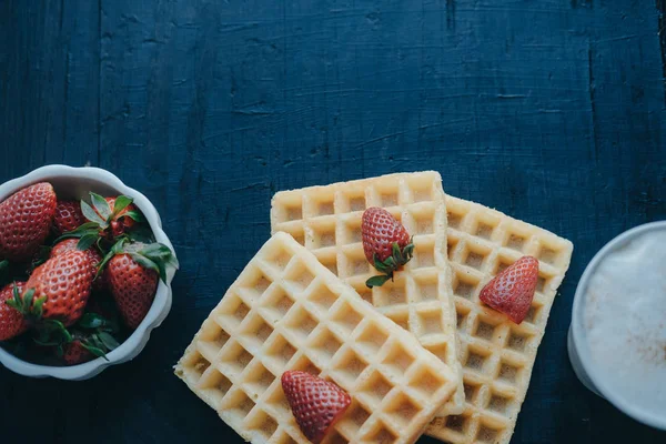 Waffles belgas, morangos e café em caneca branca. Espaço para — Fotografia de Stock