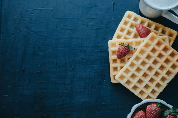 Vista superior de waffles belgas, morangos e cappuccino no whit — Fotografia de Stock