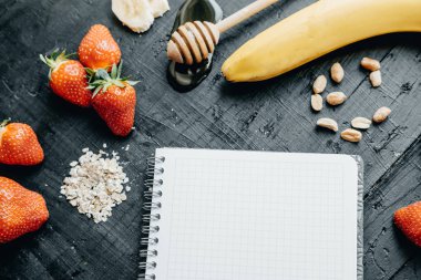Sağlıklı kahvaltı yemek pişirmek için malzemeler: defter, yulaf ezmesi, st