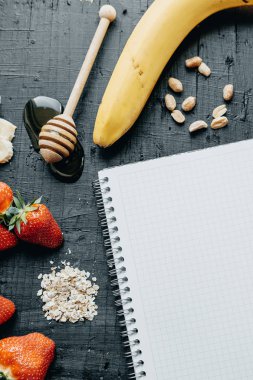 Dikey fotoğraf. Sağlıklı kahvaltı yemek pişirmek için malzemeler: noteb