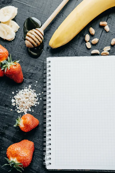 Ingredientes saludables para el desayuno: cuaderno, harina de avena, fresa, h — Foto de Stock