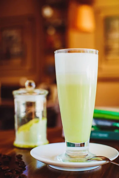 Латте маття и зеленый чай на фоне кафе — стоковое фото