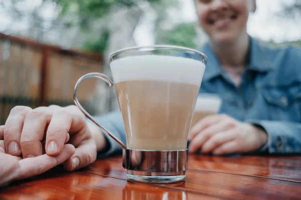 Pareja joven cogida de la mano en la cafetería de la calle, primer plano — Foto de Stock