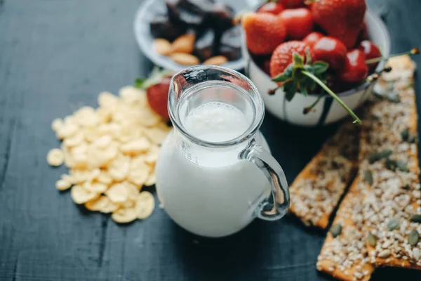 Hälsosam frukost: flingor, körsbär, jordgubbar, mjölk, da — Stockfoto