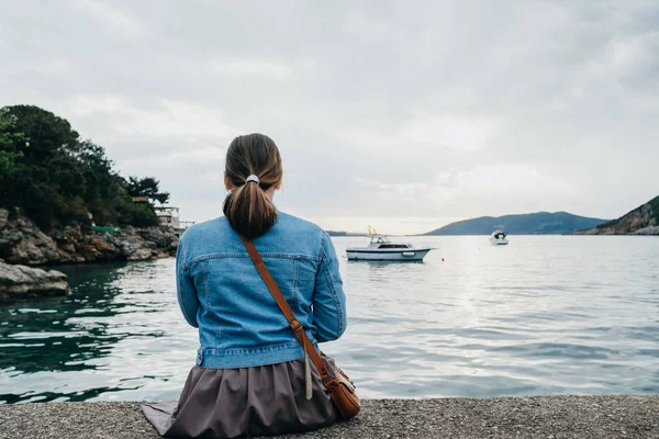 Achteraanzicht van jonge vrouw is het nemen van foto's van de zonsondergang op th — Stockfoto