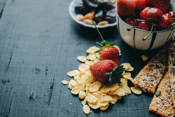 Metin için yer. Sağlıklı Kahvaltı: süt, Mısır gevreği, strawberri — Stok fotoğraf