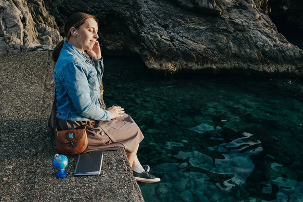 Jonge vrouw voor het schrijven van een dagboek over de zee — Stockfoto