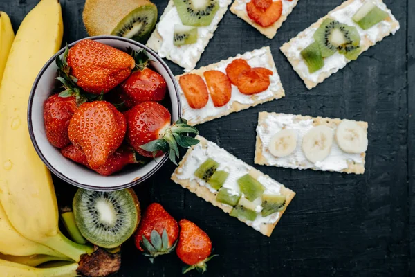 Finom keksz, sajt és gyümölcs: banán, eper — Stock Fotó