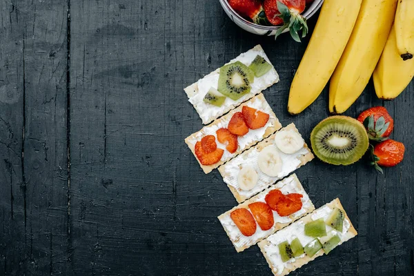 Close up of a variety of crackers with cheese and fruits: banana — Stock Photo, Image