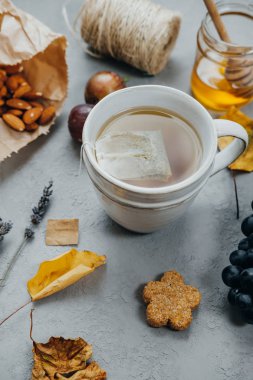 Seramik bardak bitkisel çay, badem, üzüm, bal, incir, Kuru lea