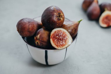 Haykırmak gri arka plan üzerinde closeup taze incir