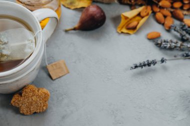 Sonbahar coposition: bitki çayı, badem, üzüm, bal, incir, Kuru