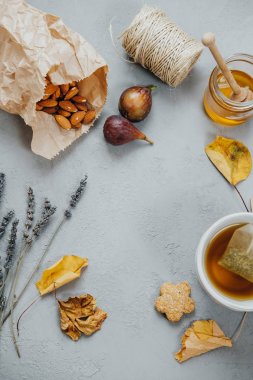 Metin için yer: bitki çayı, badem, üzüm, bal, incir, Kuru le