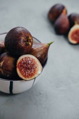 Taze incir haykırmak gri arka plan üzerinde dikey fotoğraf