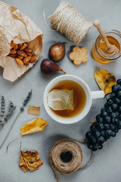 Bitki çayı, badem, üzüm, bal, incir, kuru yapraklar, lavanta o