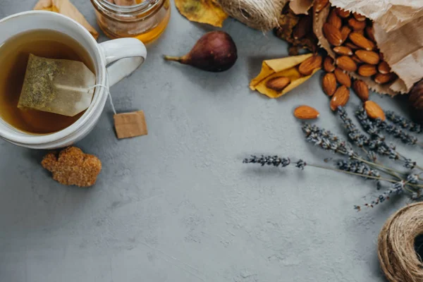 Bitki çayı, badem, üzüm, bal, incir, kuru yapraklar, lavanta o