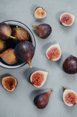 Görünümü gri arka plan üzerinde kase taze kesme incir top