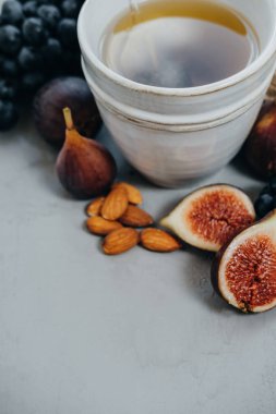 Bitki çayı, badem, üzüm, bal, incir, kuru yapraklar, lavanta o
