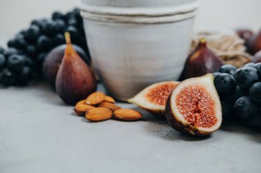 Sonbahar coposition: bitki çayı, badem, üzüm, bal, incir, Kuru