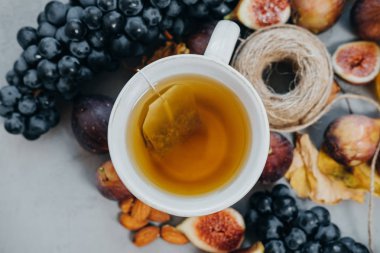 Bitki çayı, badem, üzüm, bal, incir, kuru yapraklar, lavanta o