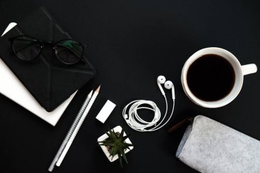 Mininmal ofis tablo Masası. Çalışma günlüğü, bitki, headpho