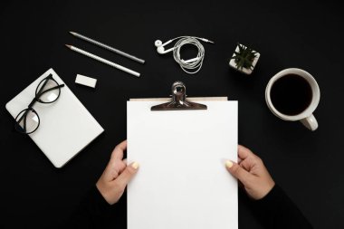 Kadın ev ofis çalışma alanı mockup dizüstü bilgisayar, kahve ile hans, 