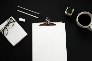 Ev ofis çalışma alanı mockup dizüstü, kahve, defter ve 
