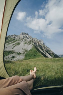 Dikey fotoğraf görünümü dağ turistik çadırına lan