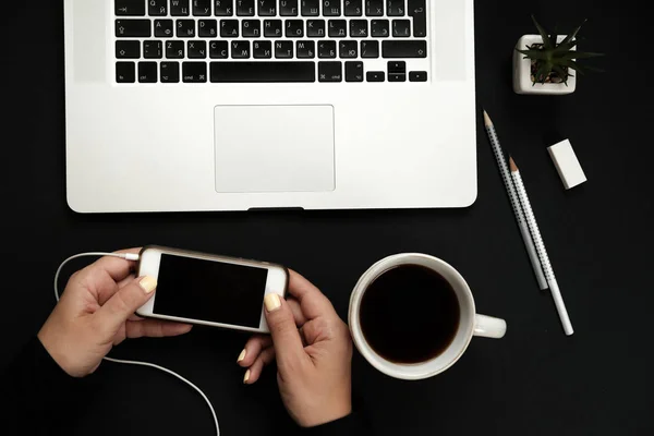 Mockup van mobiele telefoon met zwart scherm in vrouwelijke hand. Platte la — Stockfoto