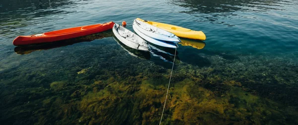 Barcos vazios multicoloridos perto da costa do Adriático, Montenegro — Fotografia de Stock