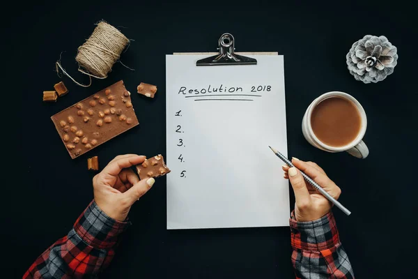 Womans hand with pencil and Blank album paper with New Year Reso — Stock Photo, Image