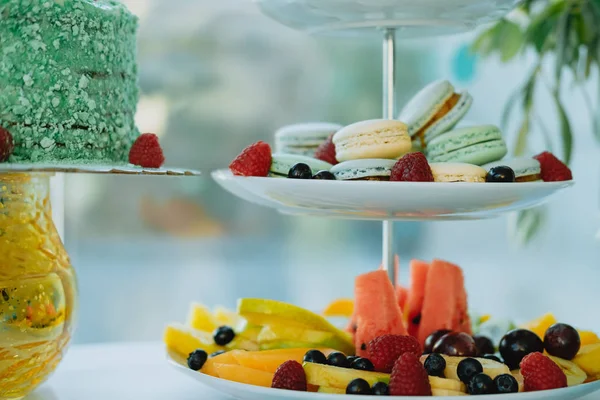 Sweet Table mit bunten Makronen, Früchten und Kuchen — Stockfoto