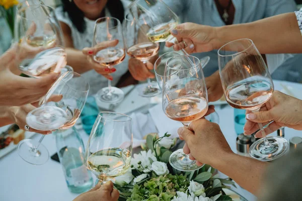 Många händer grillas med glas vin på en fest — Stockfoto