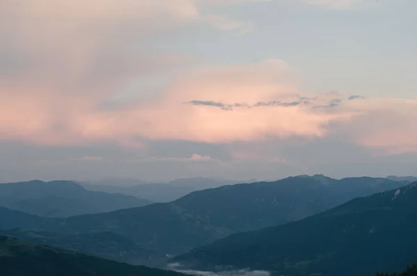 Roze zonsondergang wolken in de bergen van Montenegro, het dorp o — Stockfoto