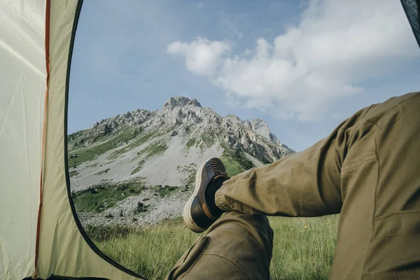 Dağ manzarası monte üzerinde turist çadırına gelen görüntülemek