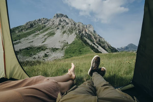 İki kişi dağlar Karadağ manzaralı çadırda yalan