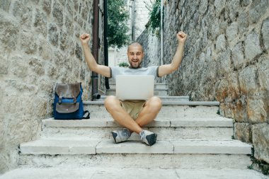 Başarı kavramı. Serbest meslek sahibi adam ve bir lapt üzerinde çalışan bir gezgin